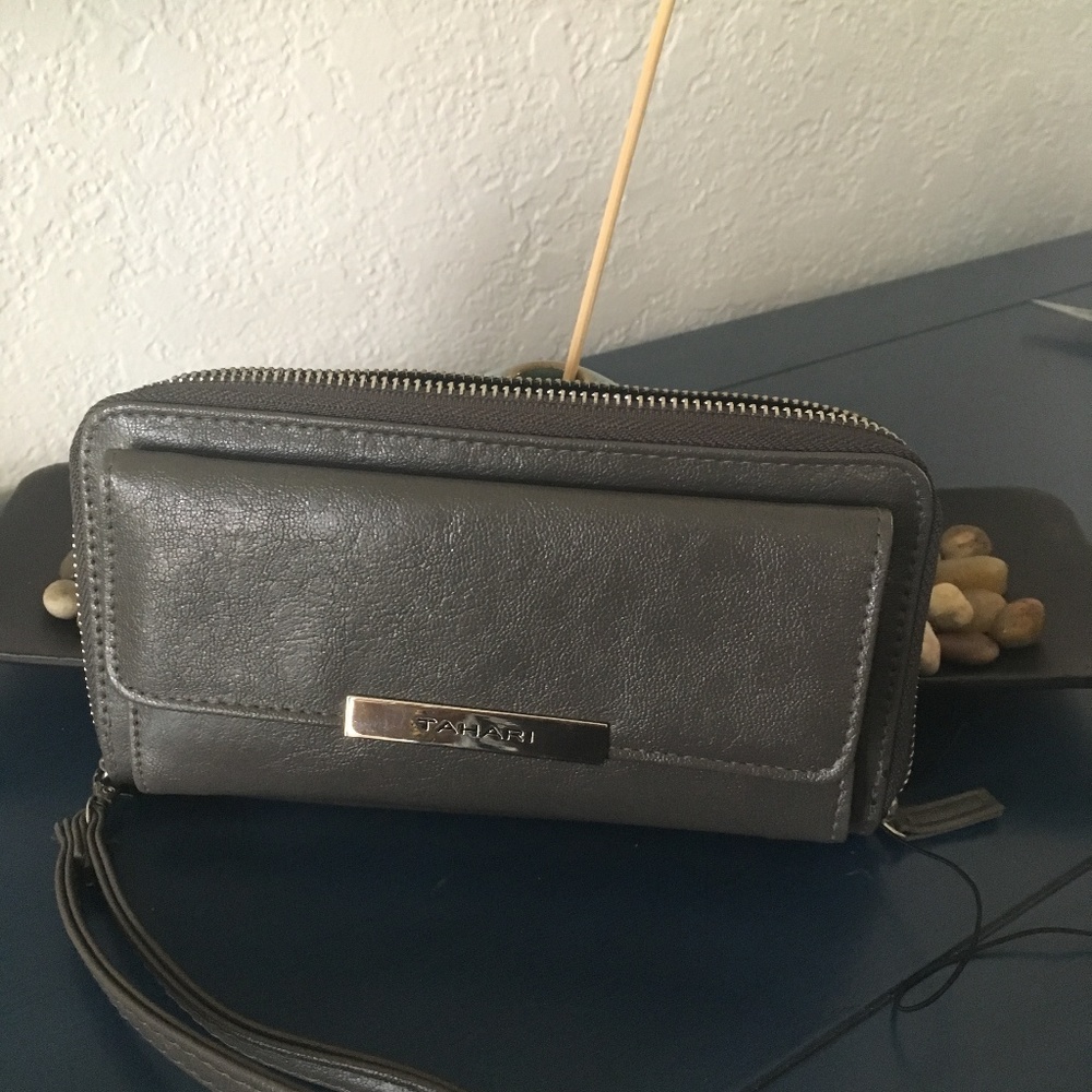 😍😍PRICE REDUCED😍😍Tahari Women Wallet
